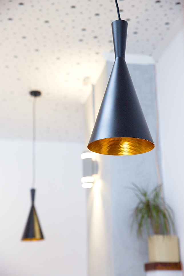 Černý lustr moderní