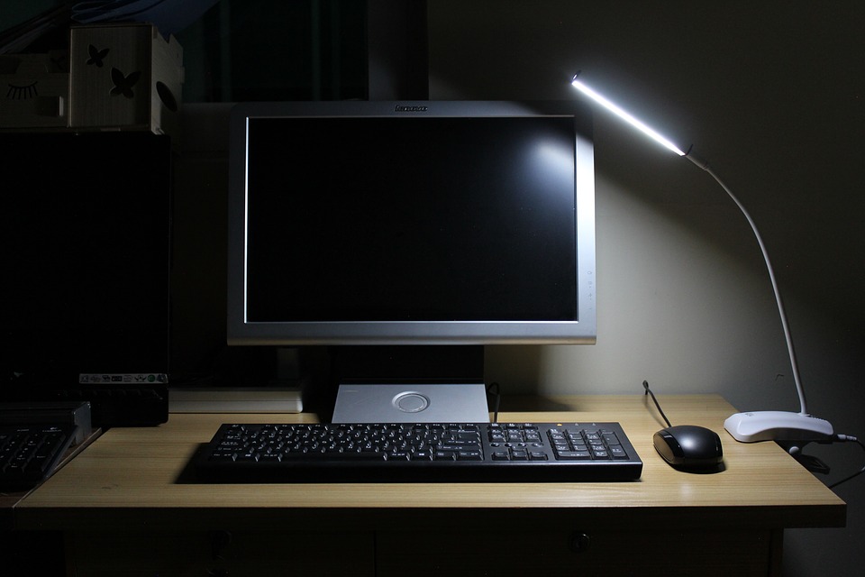 stolní lampa na pracovním stole