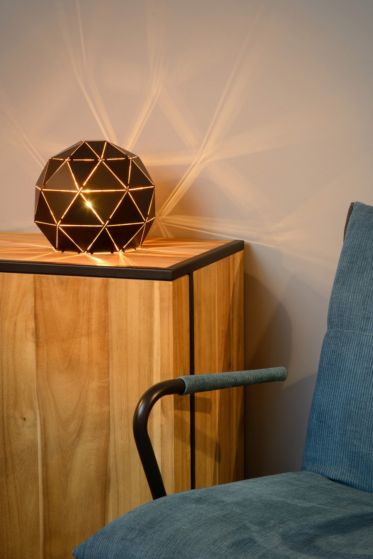 Designová stolní lampička do malé místnosti s nízkým stropem