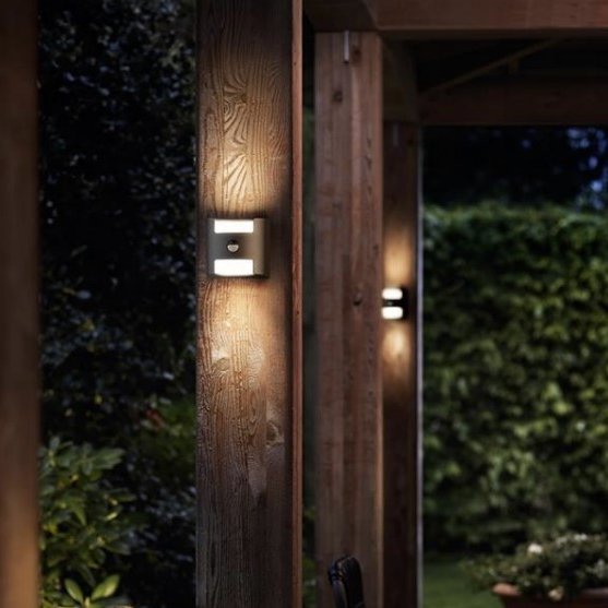 Venkovní světlo pod pergolu