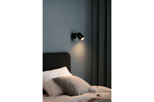 Černá lampa na zeď do ložnice